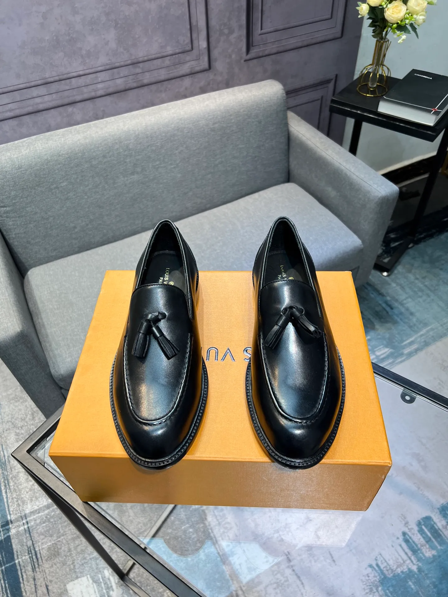 Men's shoes 💰1020 LV top luxury brand, high-quality men's business formal leather shoes, imported genuine leather soles! Customized imported leather, the first layer of open-edge beaded lacquered cowhide, the texture is incomparable, the imported cowhide lining, high-end high-end shoes, don't miss it! size:39-44 (Male 38 45 46 customized)